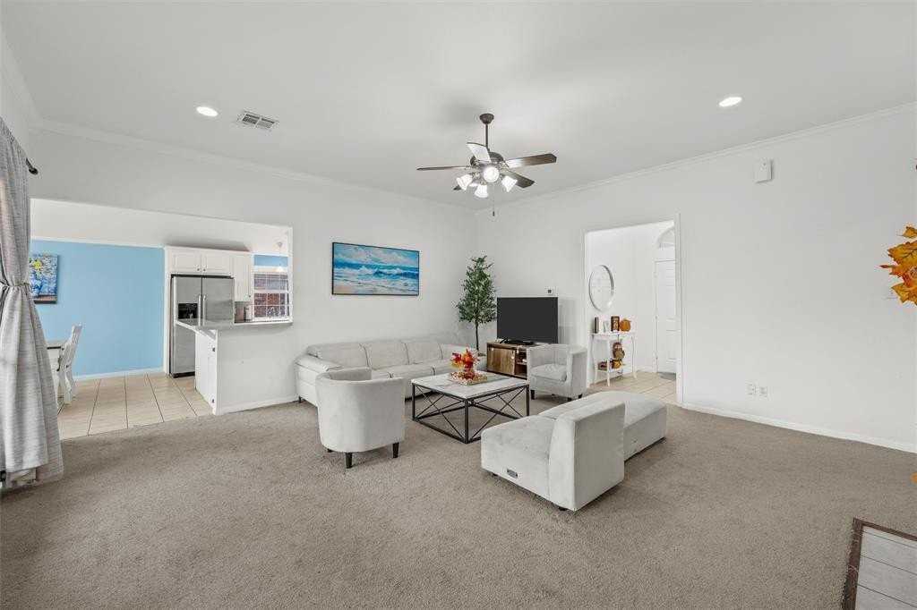 2916 Comanche Trl - Photo 3 of 25