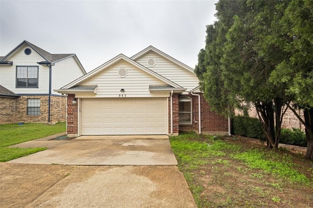 945 Ramblewood Dr - Photo 2 of 23