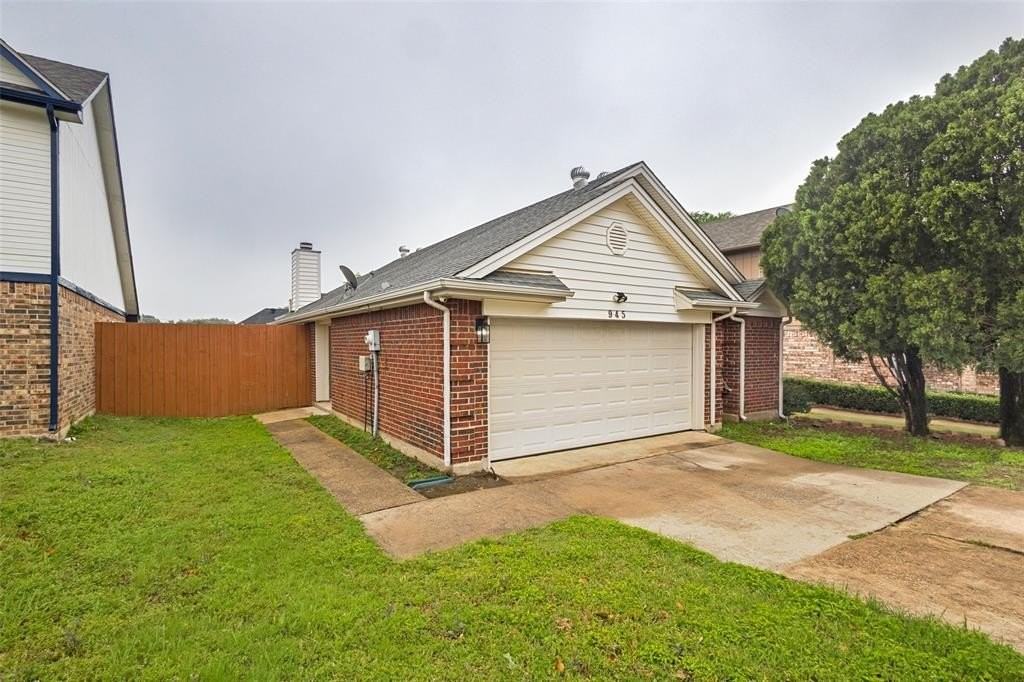 945 Ramblewood Dr - Photo 3 of 23