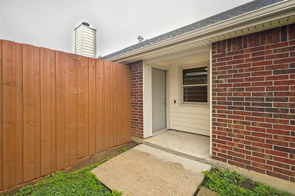 945 Ramblewood Dr - Photo 4 of 23