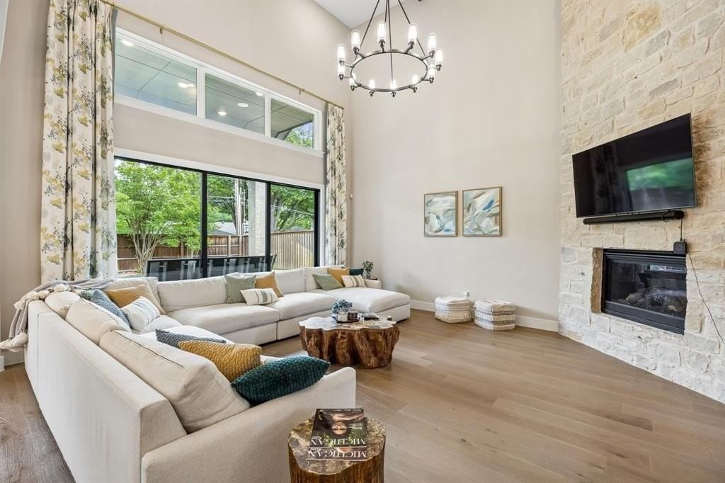 12108 Fieldwood Ln - Photo 4 of 40