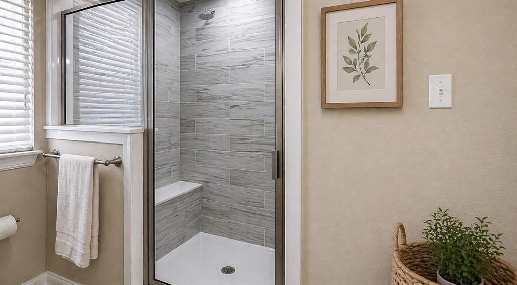 212 E Walker St - Photo 6 of 12