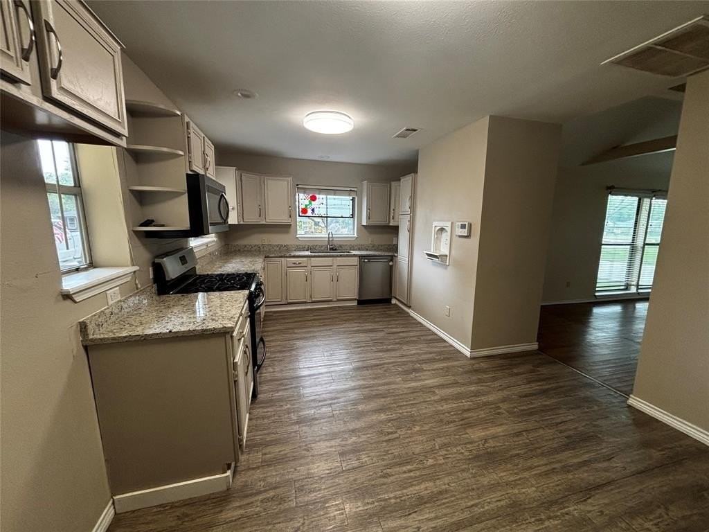 816 E Texas St - Photo 5 of 12