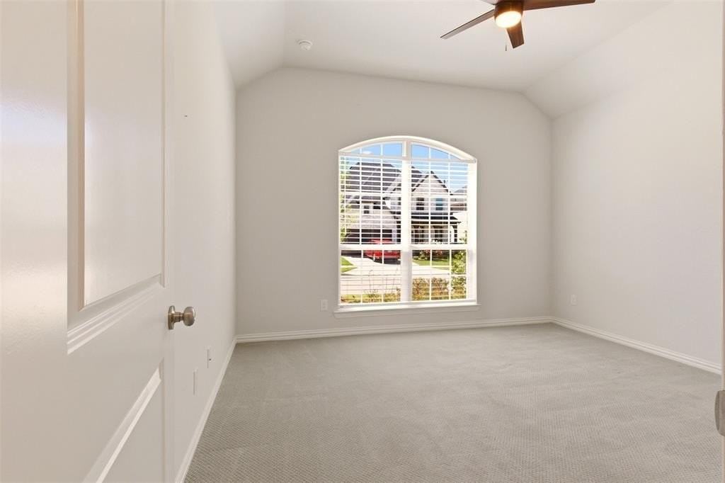 549 Cedarwood St - Photo 4 of 24