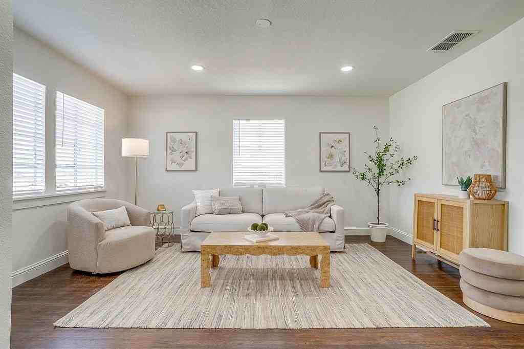 4413 Wellesley Ave - Photo 3 of 17