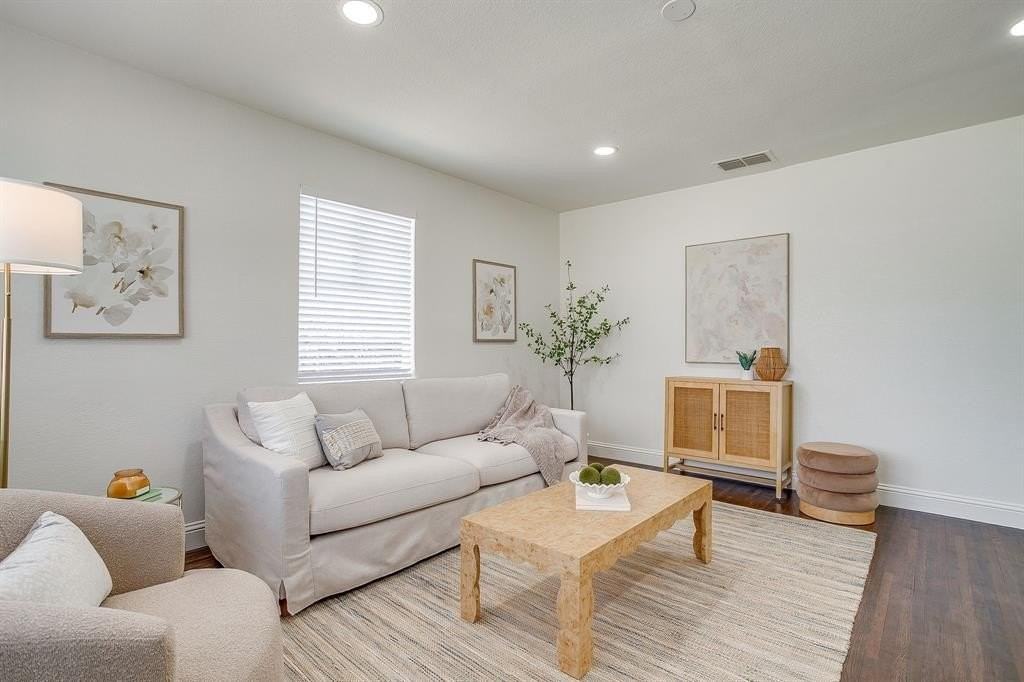 4413 Wellesley Ave - Photo 4 of 17