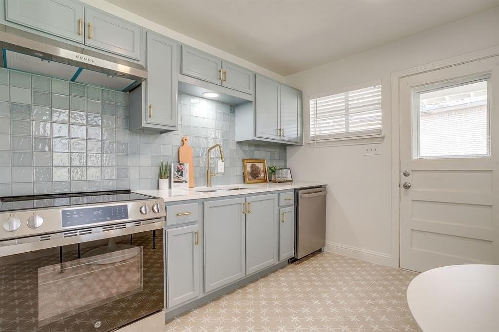 4413 Wellesley Ave - Photo 5 of 17