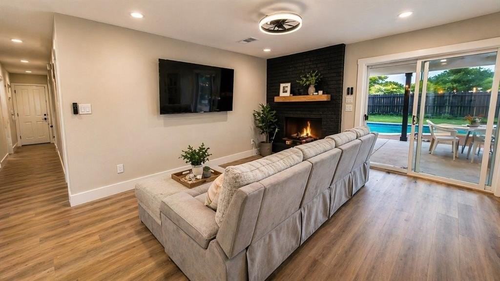 2400 Bowling Green St - Photo 4 of 13