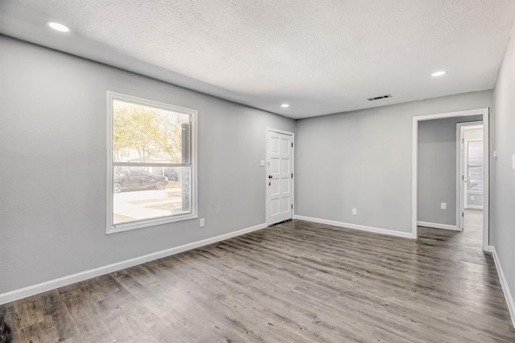 904 21st St - Photo 5 of 33