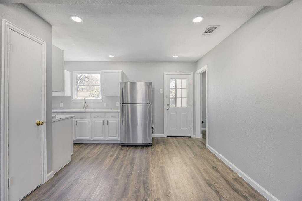 904 21st St - Photo 7 of 33