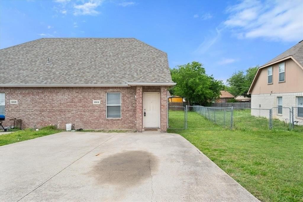 404 Kings Way Dr - Photo 2 of 18