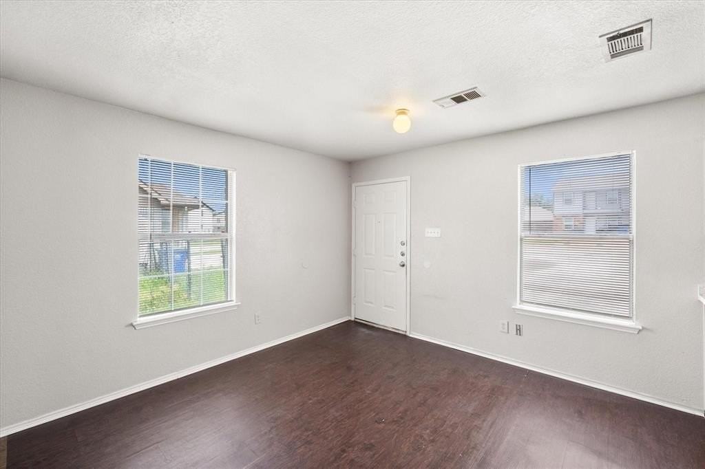 404 Kings Way Dr - Photo 3 of 18