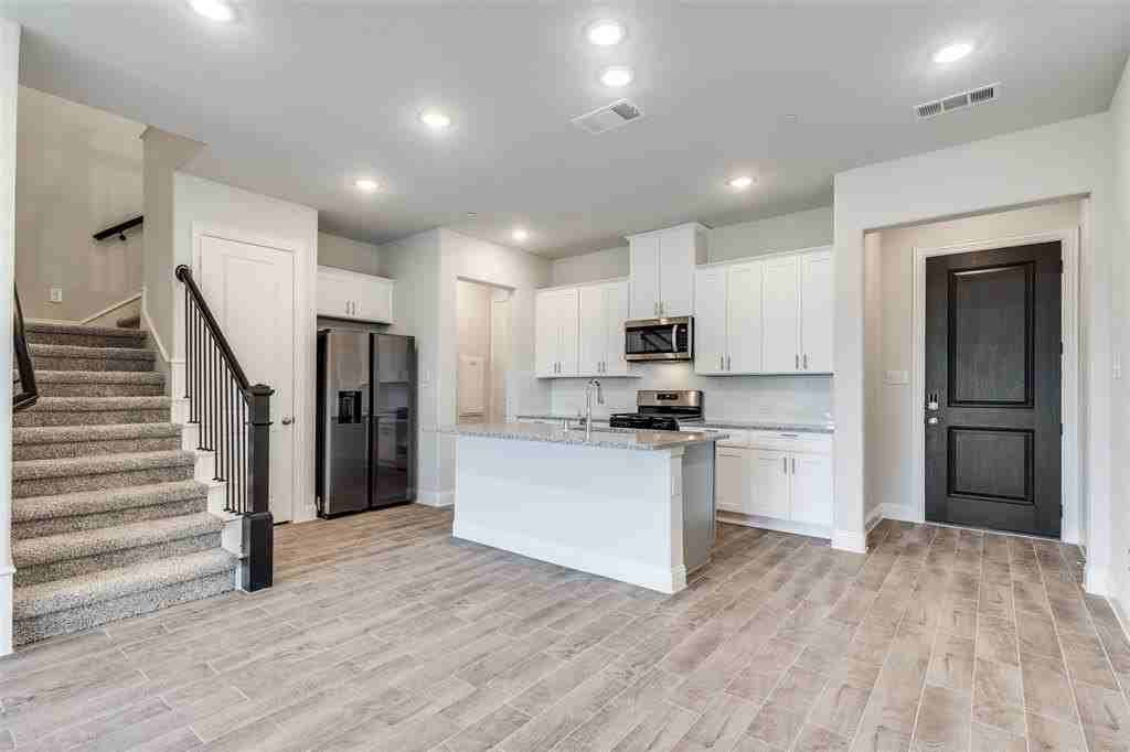 528 Hutchinson Ln - Photo 3 of 12