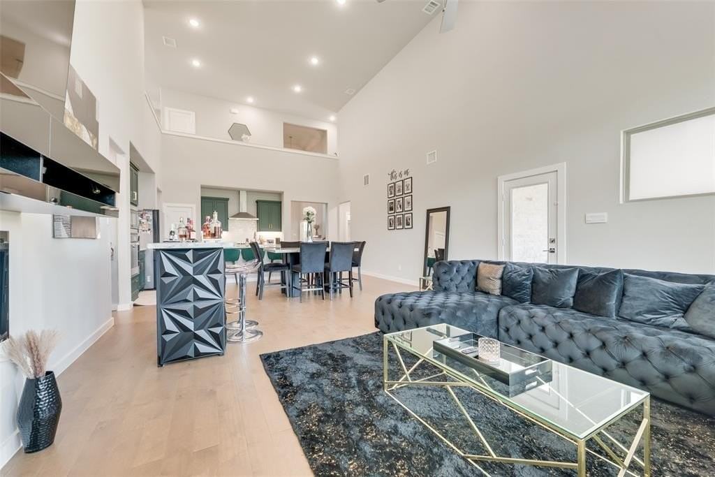 211 Coyote Creek Dr - Photo 5 of 31