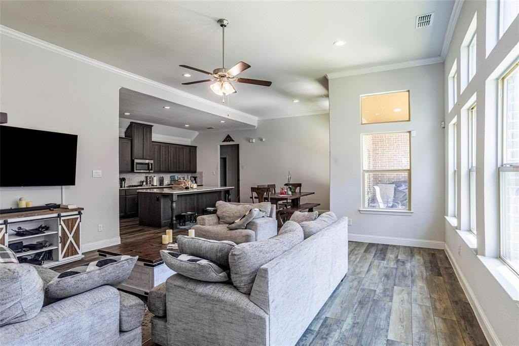 904 Parkside Dr - Photo 3 of 18