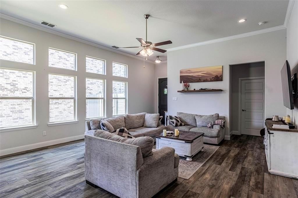 904 Parkside Dr - Photo 4 of 18