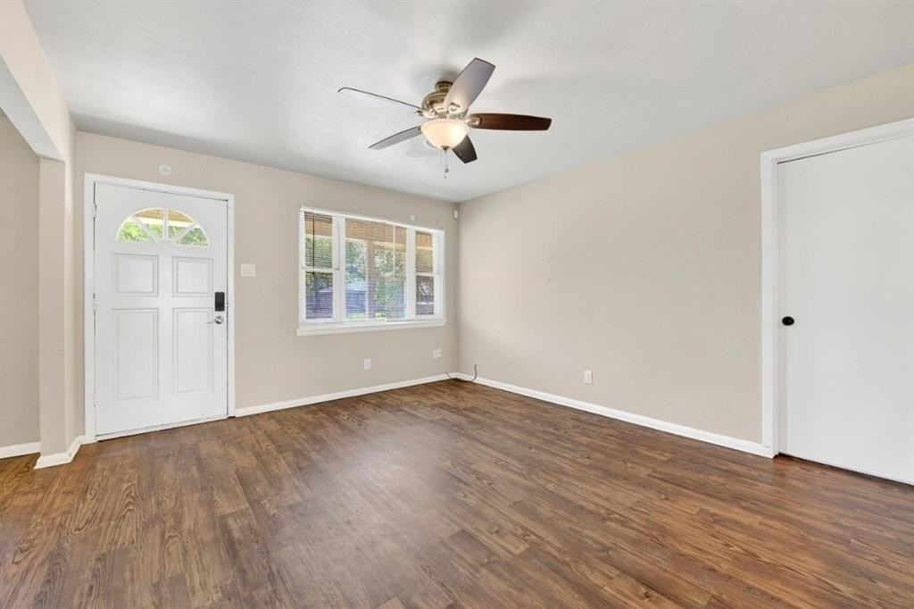 2539 Hillsboro Ave - Photo 4 of 26