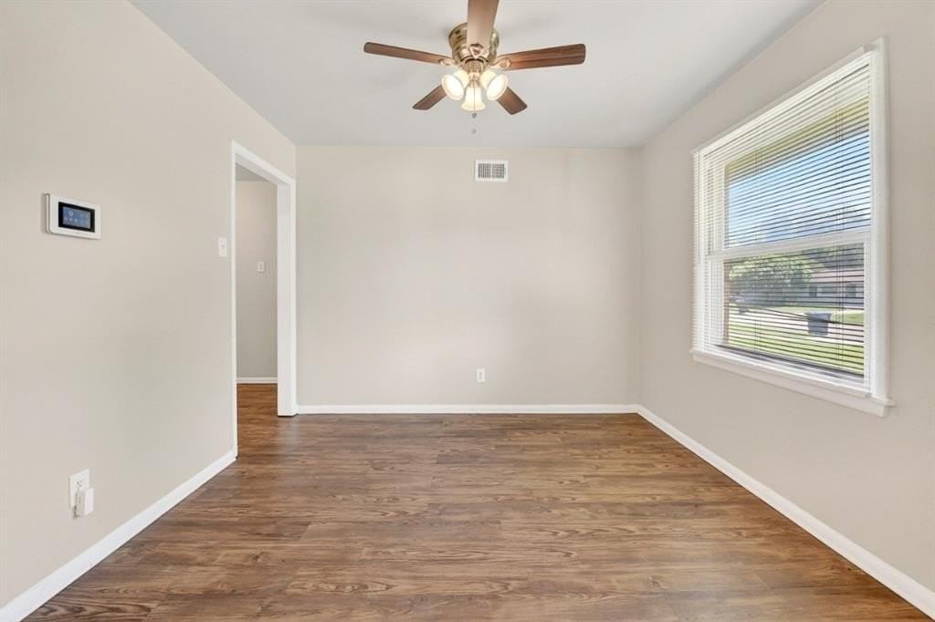 2539 Hillsboro Ave - Photo 5 of 26