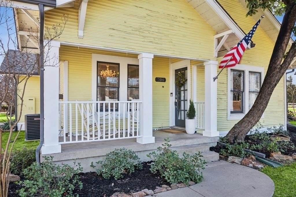 704 Williams St - Photo 2 of 33