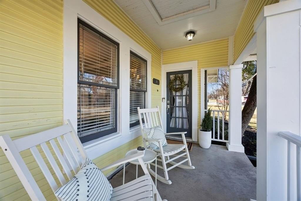 704 Williams St - Photo 3 of 33