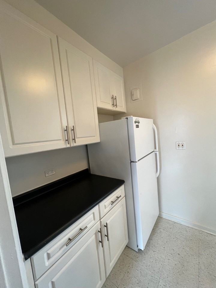 625 Gramatan Ave #4U - Photo 3 of 10