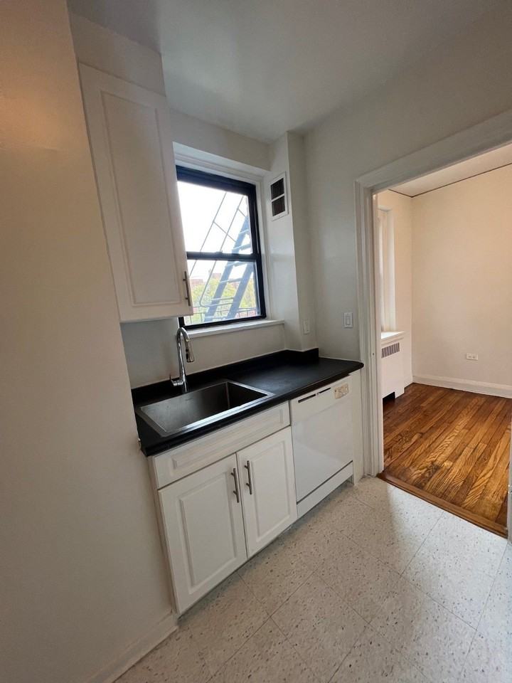 625 Gramatan Ave #4U - Photo 4 of 10