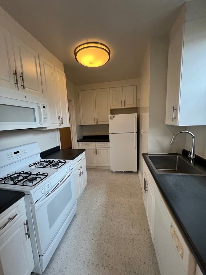 625 Gramatan Ave #4U - Photo 6 of 10