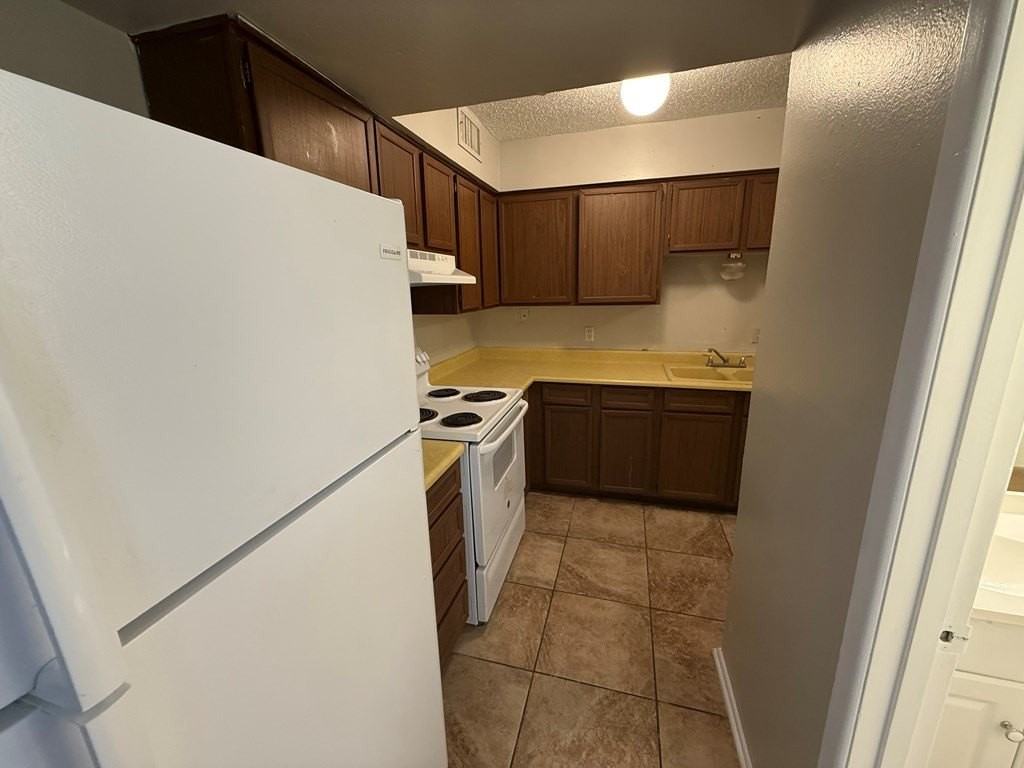 1119 E 51st St - Photo 6 of 14