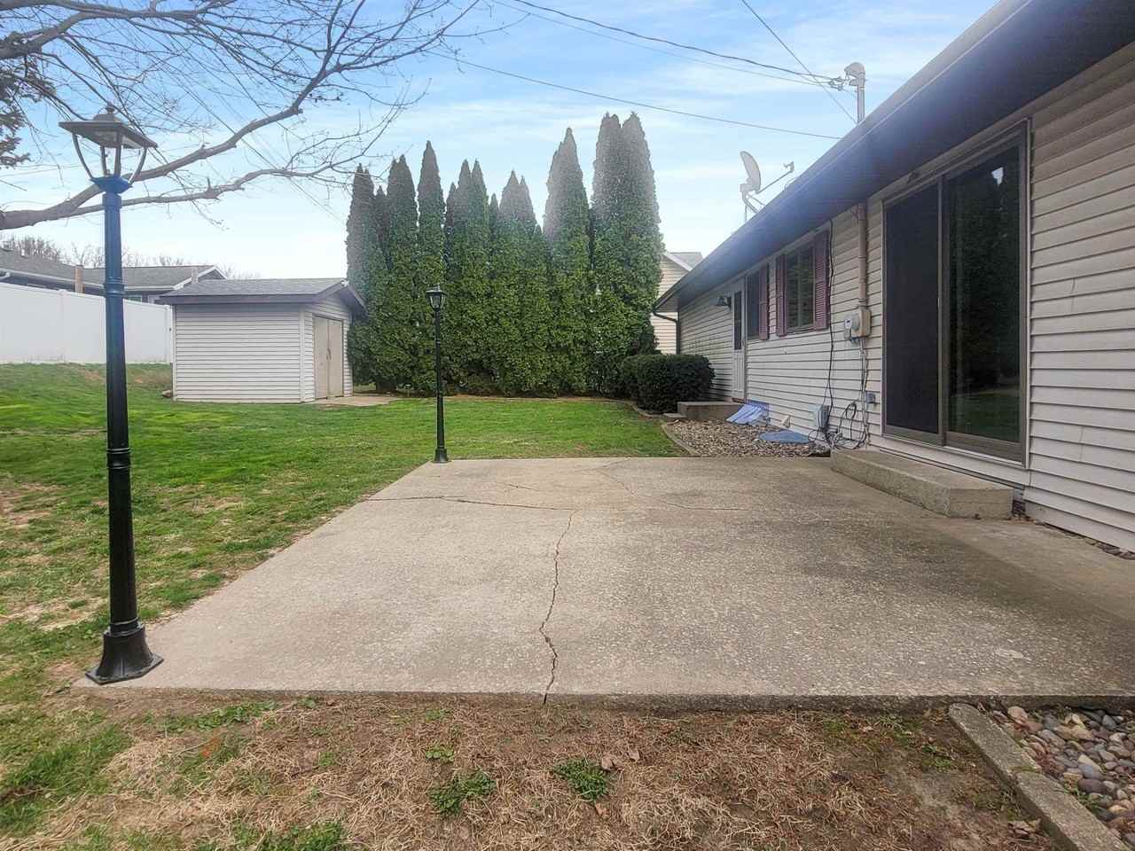 445 Peach St - Photo 4 of 23