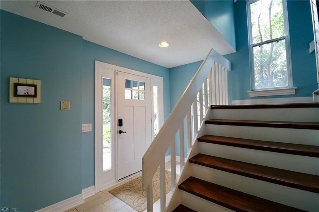 808 Vanderbilt Ave - Photo 4 of 31