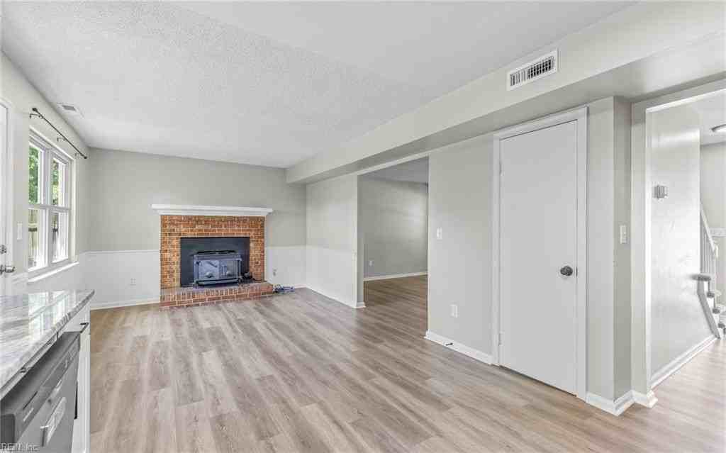4957 Aquarius Ct - Photo 5 of 31