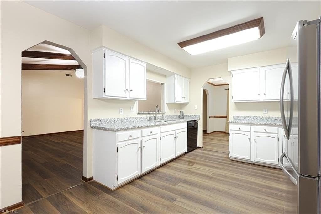 1008 Hollins College Ct - Photo 7 of 33