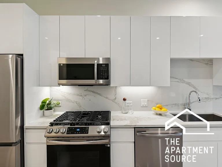 812 W Adams St #410 - Photo 2 of 8