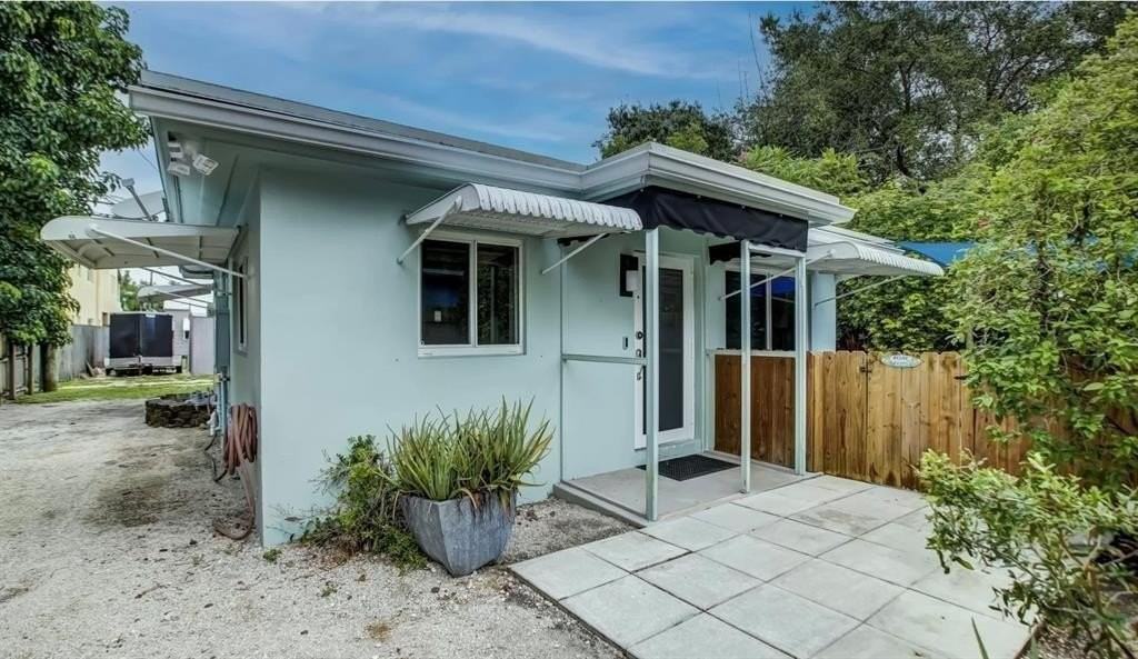 501 Sw 11th St #R - Photo 2 of 13