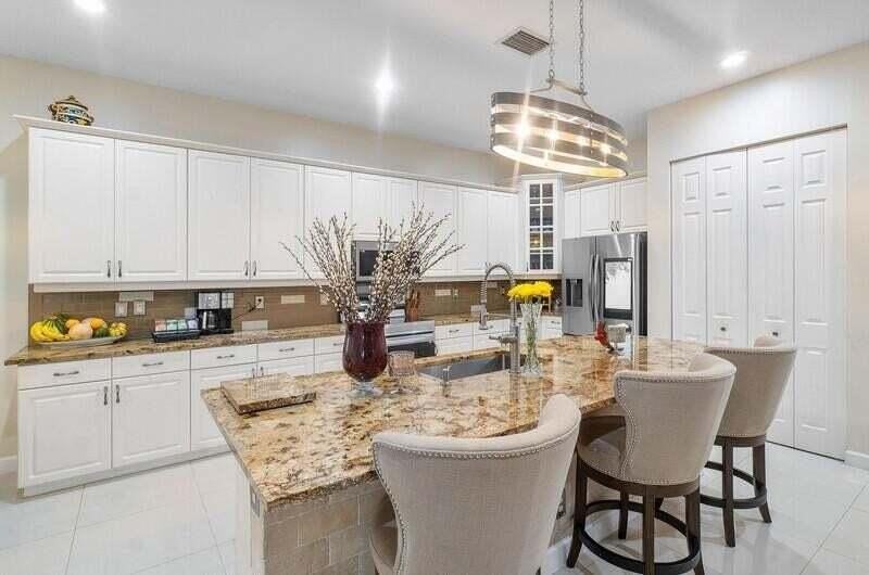 9271 Madewood Ct - Photo 2 of 25