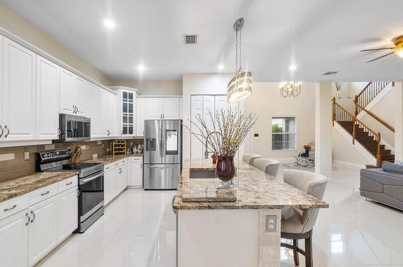 9271 Madewood Ct - Photo 3 of 25