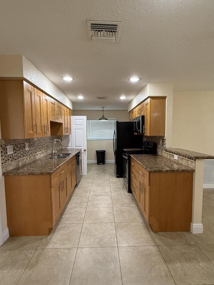 7302 Nw 57th Ct - Photo 3 of 8