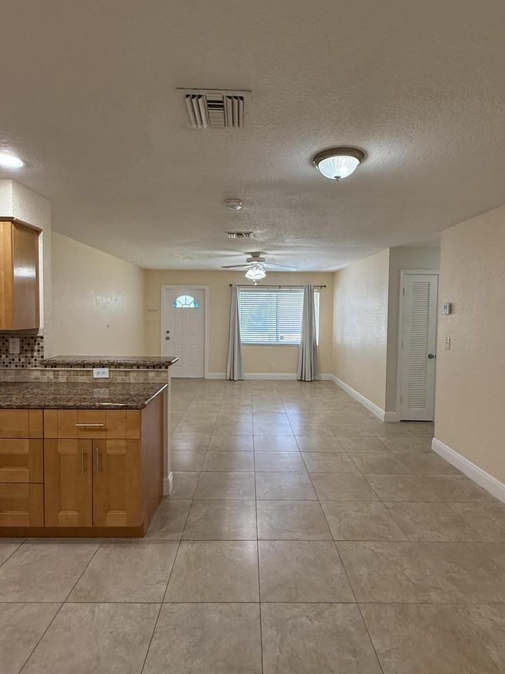 7302 Nw 57th Ct - Photo 4 of 8