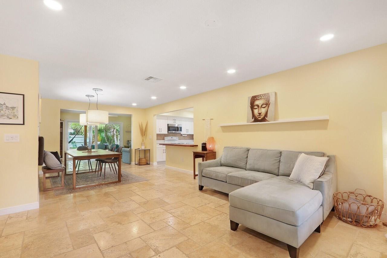 721 N Lakeside Dr - Photo 4 of 49