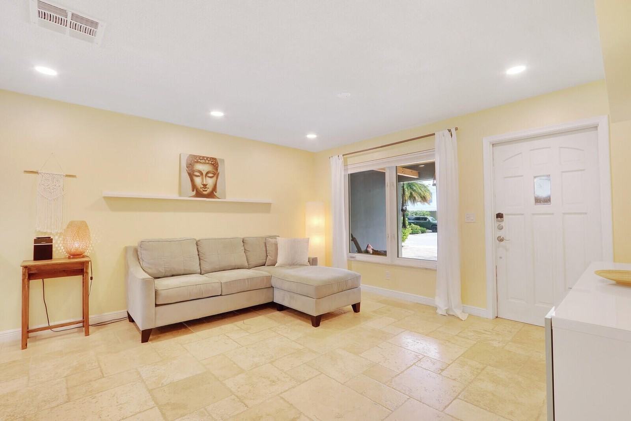 721 N Lakeside Dr - Photo 5 of 49