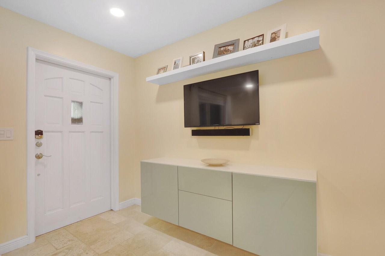 721 N Lakeside Dr - Photo 7 of 49