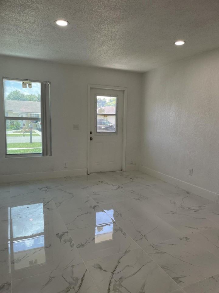 8131 Sw 6th St - Photo 3 of 15