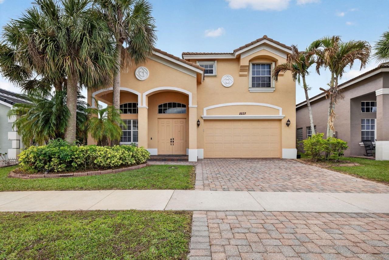 2237 Sw Newport Isles Blvd - Photo 2 of 50