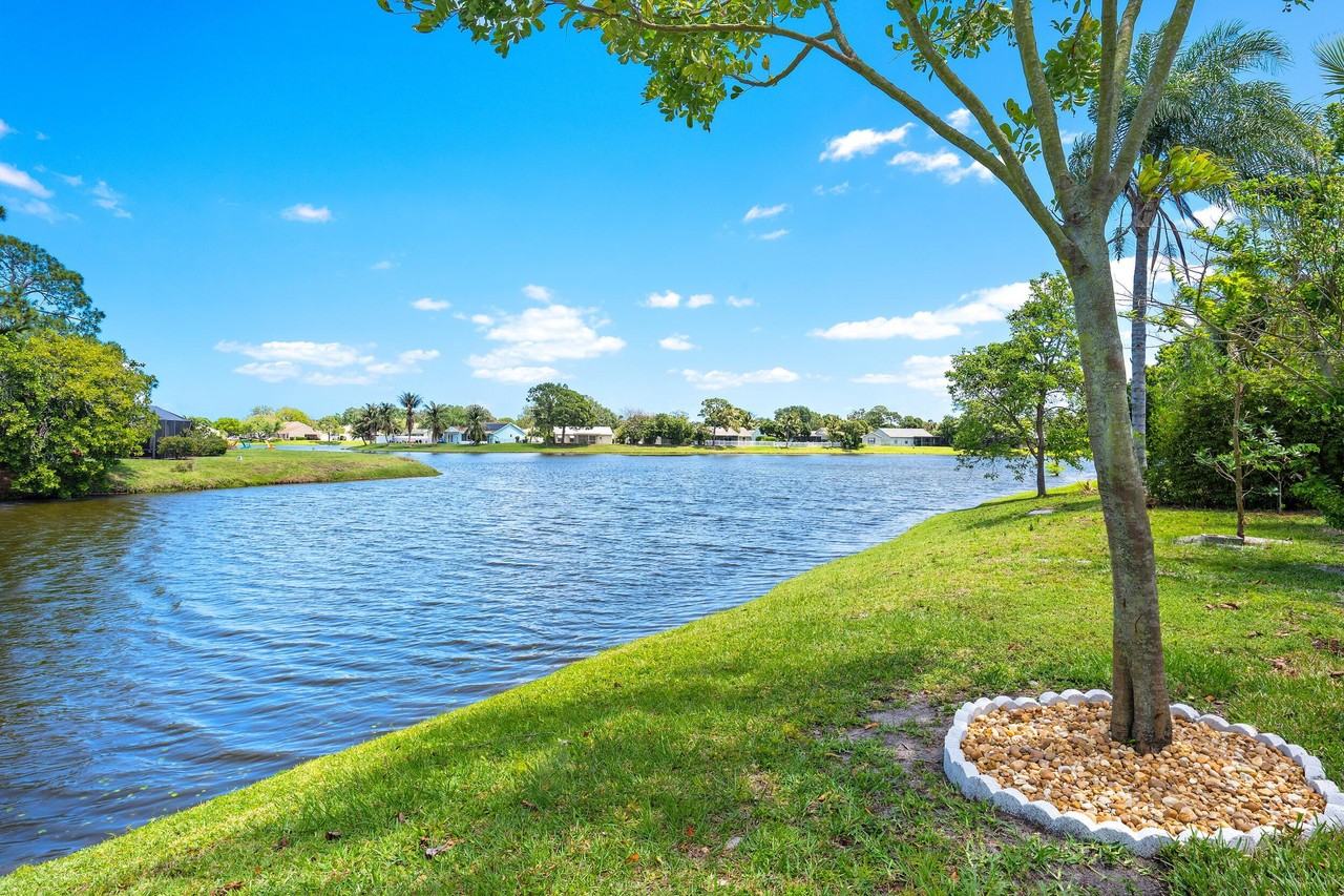 174 Pinewood Ct - Photo 2 of 26