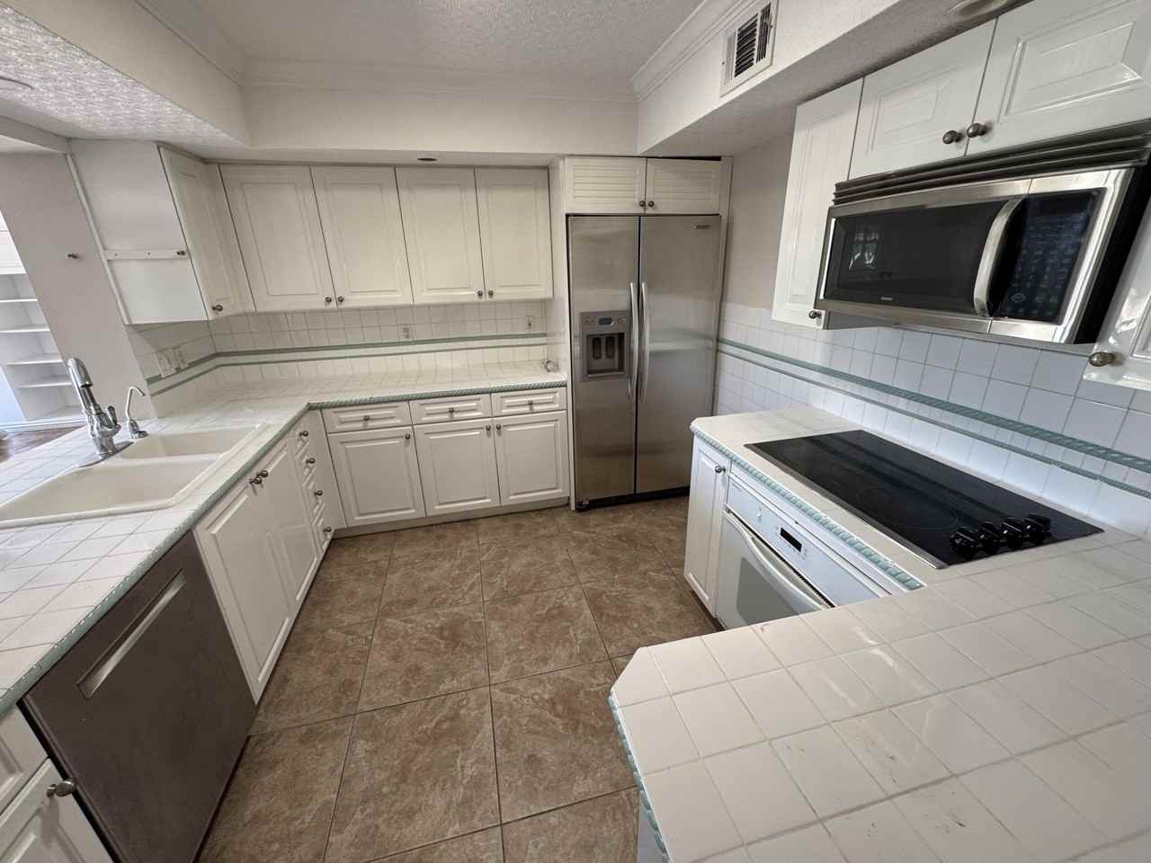 349 Ne 31st St - Photo 3 of 14