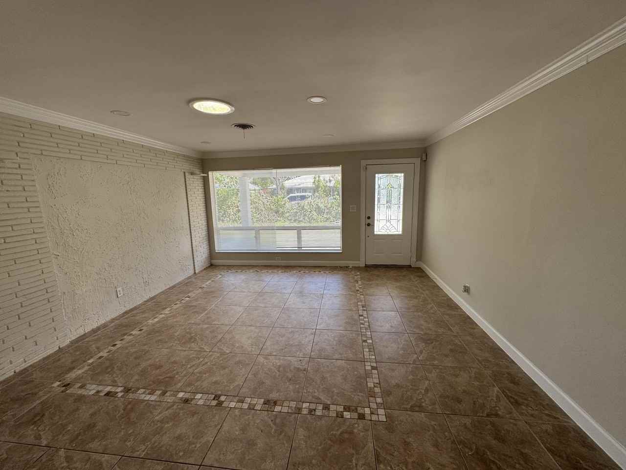 349 Ne 31st St - Photo 5 of 14