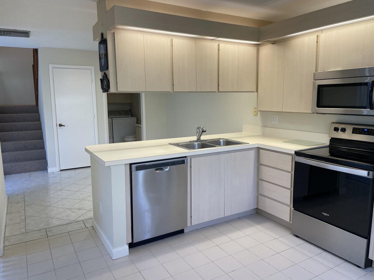 43 Essex Ct #A - Photo 4 of 12