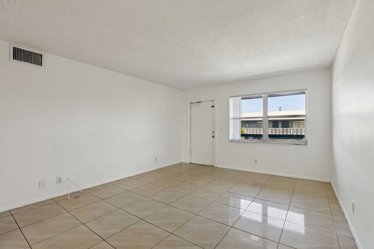 210 Ne 38th St #14 - Photo 2 of 13