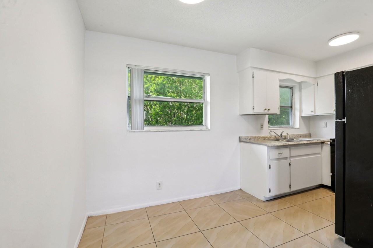 210 Ne 38th St #14 - Photo 4 of 13