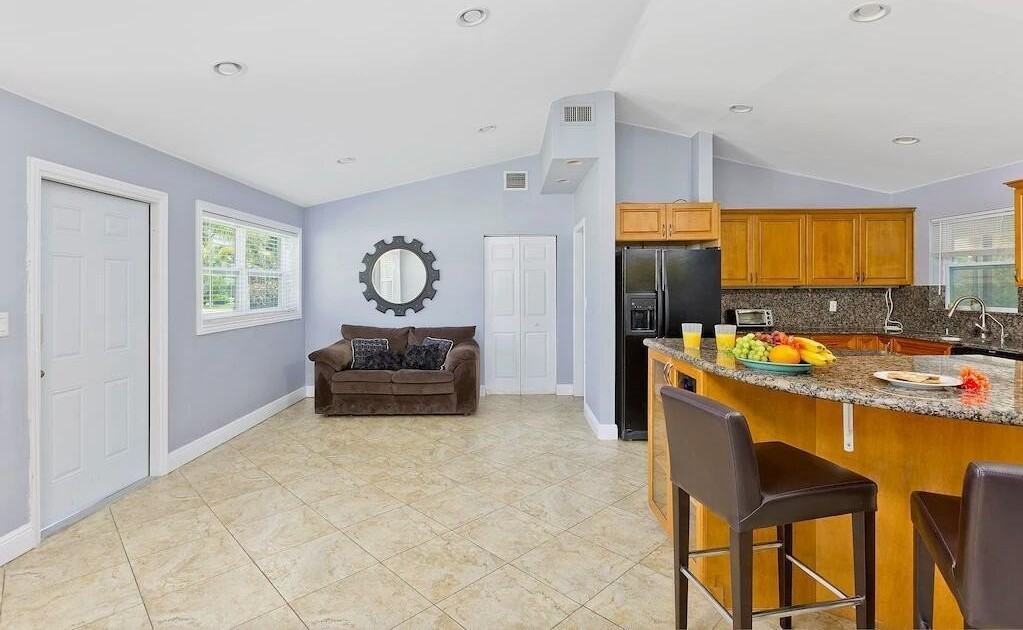 272 Nw 45th St - Photo 3 of 24